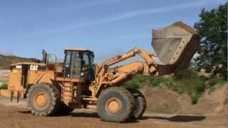preview picture of video 'Cat 988H Loading Volvo And Mercedes Trucks'