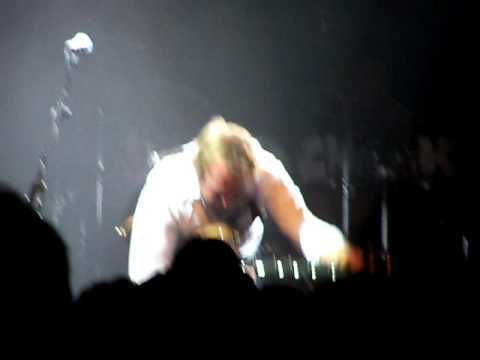 Mark King/Level 42 LIVE (Pt 2) Cambridge Corn Exchange - end of bass solo after security had gone!