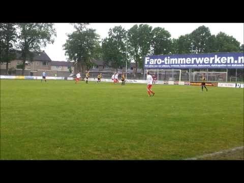 SSC'55 1 - Heukelum 1, Benjamin Meijdam kopt in handen keeper