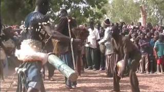 preview picture of video 'Danses Kigba et Salu des femmes et danse Warba des hommes au village.Afrique.'