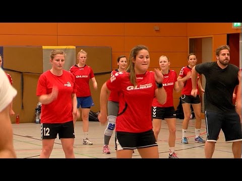 Handballerinnen und Footballer trainieren gemeinsam - Teil 1