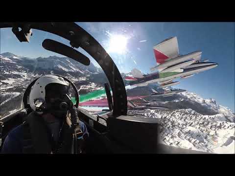 9 minuti in compagnia delle Frecce Tricolori durante il sorvolo a Cortina