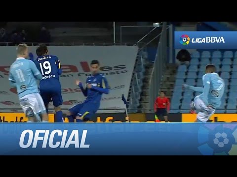 Yoda despejando bajopalos un remate de Bongonda