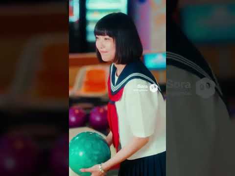 制服姿の女子高生がボウリング場でボウリングをしている