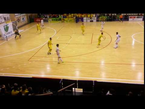 Tiro de Rafa Usín que se marcha fuera por poco, y se señaló falta