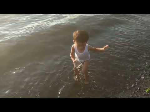 EM FUSENA BIRAWA ANARGYA BERMAIN DI PANTAI CACALAN BANYUWANGI (3)