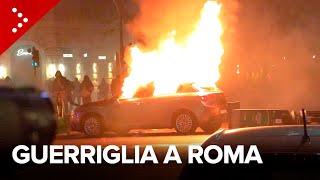 Guerriglia a Roma dopo il corteo nazionale pro Pal: auto data a fuoco, polizia risponde con idrante