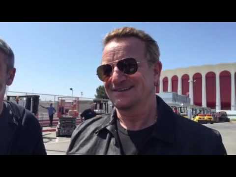 U2BR.COM - Bono fala com nossa equipe e assina a bandeira do site