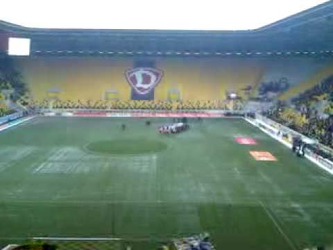SG Dynamo Dresden vs Wehen Wiesbaden - Einlauf