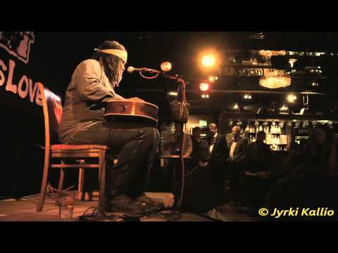 Alvin Youngblood Hart - Livin' in a Strain (video Jyrki Kallio)