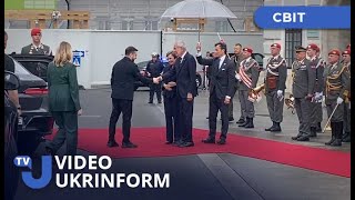 Зеленский оставил свою жену под дождем