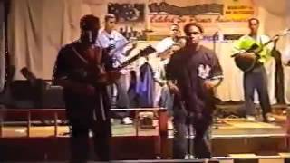 Aventura (Romeo Santos)Cantando     merengue de Antony Santo la batalla  1998