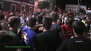 preview picture of video 'Caida peligrosa en el jaleo de las fiestas de Es Castell 2010'