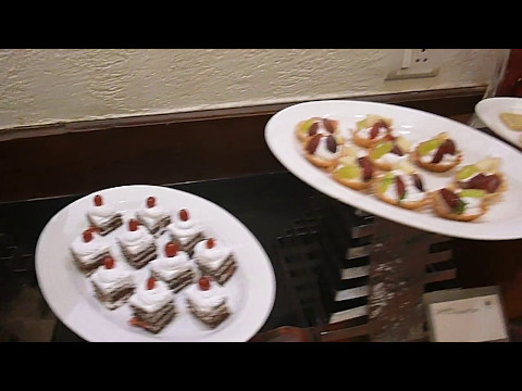 В ресторане. Интерьер, еда, персонал