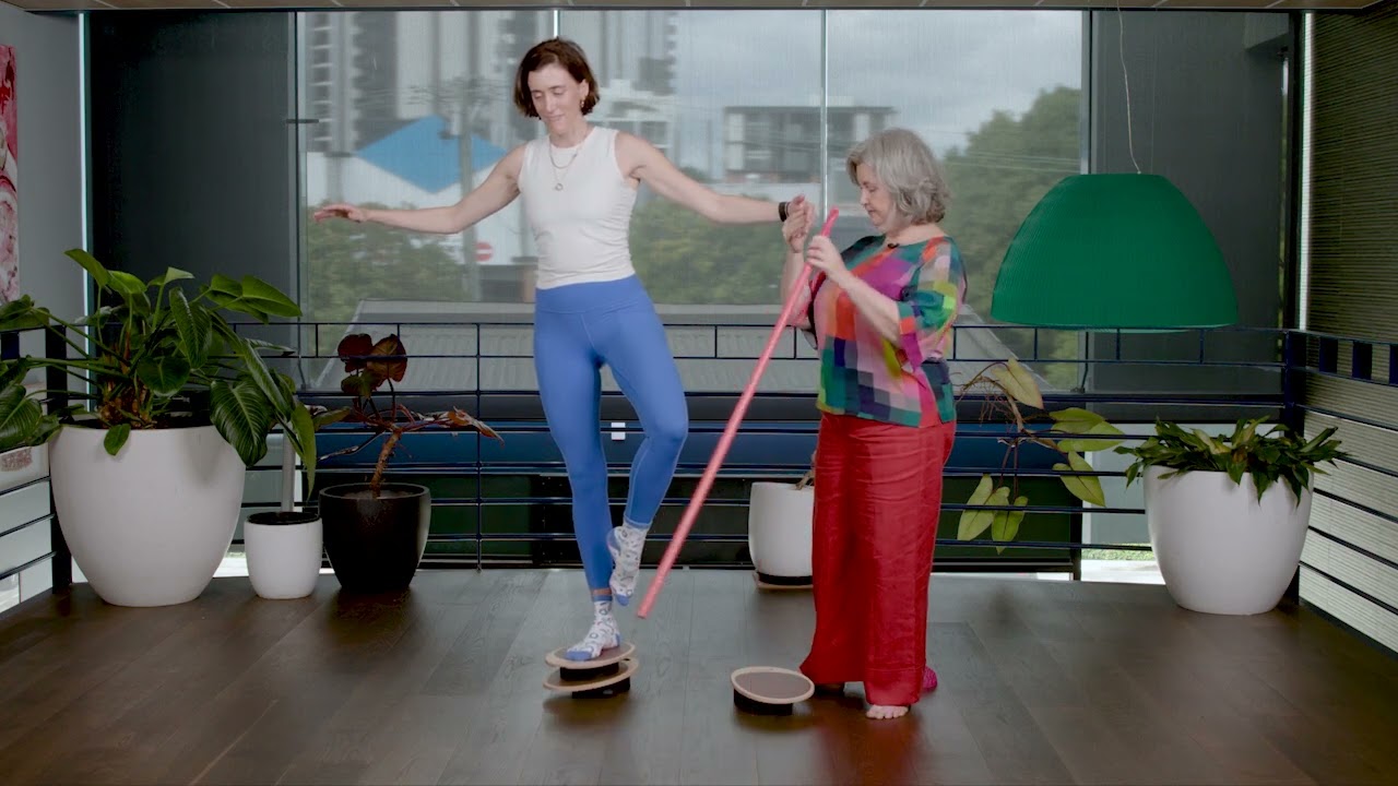 Single leg balance challenge with MAKARLU Pebble