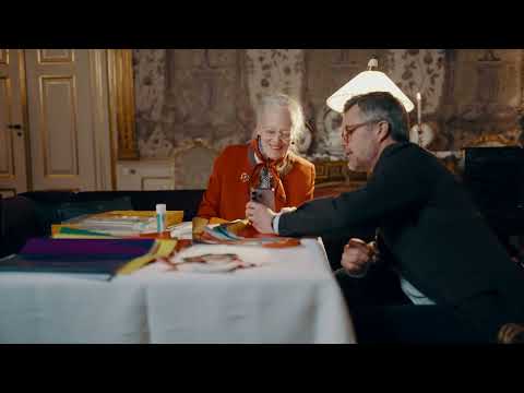 H.M. Kongen og H.M. Dronning Margrethe fletter julehjerter 2025