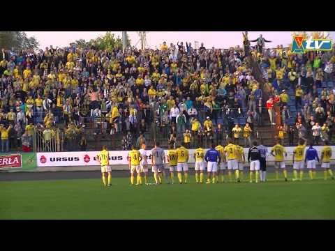 Kibice i piłkarze wspólne świętują zwycięstwo w derbach