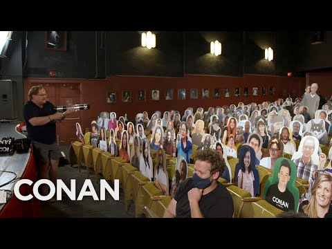 アンディはコナンのボール紙の切抜きの聴衆を暖める - CONAN on TBSのCONAN (Andy Warms Up Conan’s Cardboard Cutout Audience - CONAN on TBS)