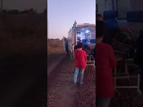 Traslado en ambulancia de un motociclista que derrapó en Ingeniero Chanourdie