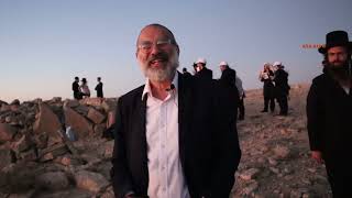 "סנסציה: נחשף מיקומו של קבר אהרון הכהן כאן בארץ ליד מצפה רמון קבוצת חסידים עלו לשם בהילולא"...