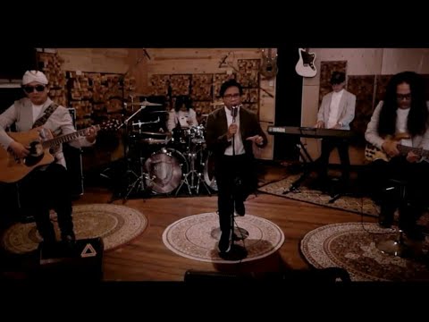 XREAL Band - Arti Kebahagiaan ( Official Music Video )