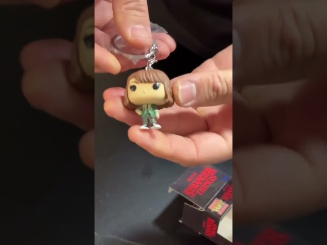 Vídeo relacionado con Funko Pop! Keychain: Stranger Things Season 5 - Robin Buckley - Minifigura de Vinilo Coleccionable Llavero Original - Relleno de Calcetines - Idea de Regalo - Mercancia Oficial
