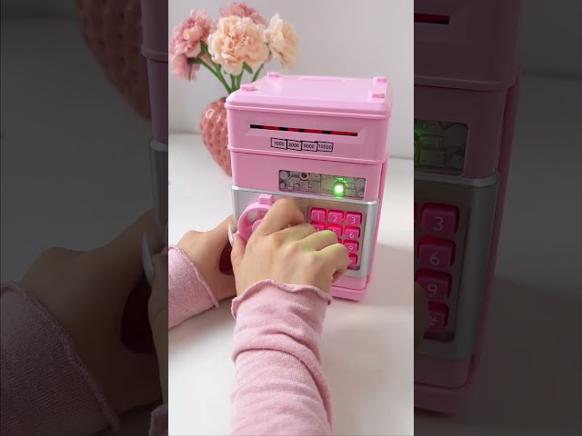 Vídeo relacionado con Birshe Caja Fuerte Niños,Hucha electrónica,Hucha Cajero Automatico,con Bloqueo de Contraseña & Automático de Dinero,Juguete Divertido Regalo Hucha Caja Fuerte para Monedas y Billetes Rosa