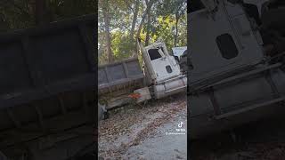 Download lagu Dump truck crash recovery mp3