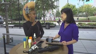 Download lagu Penggemar Astros membawa gaya rambut mohawk pirang ke level yang lebih tinggi. mp3