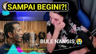 Download lagu 🔴American Girl 🇱🇷Cries Hearing Tattooed Young Man Sing “Rindunya Hatiku” 😭 Gives Goosebumps! mp3