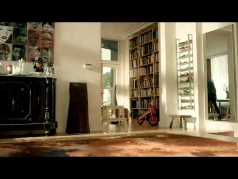 Dammsuga, moppa och torka golvet efter att hunden har jagat katten