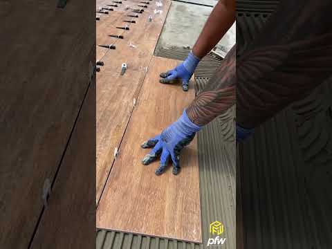 Instalação de piso amadeirado #shorts #dica #azulejista #obra #reforma #arquitetura #pedreiro #tiles