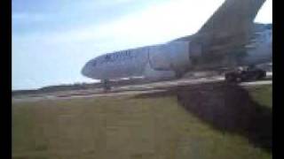 preview picture of video 'Thai Airways A340-500 taxing'