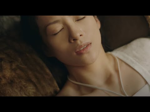 Zhou Yiwei takes off Zhang Ziyi’s dress and treats the dressing gently.| The Rebel Princess 上阳赋