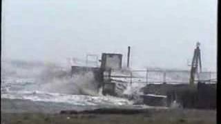 preview picture of video 'Rye Harbour entrance during storm force 10'