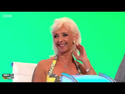 Spustila Debbie McGee alarm v bikinách?