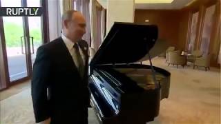 Vladímir Putin tocando &quot;Me muero de amor&quot; de Natalia Oreiro en piano