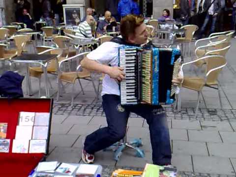 Ivan Hajek spielt Akkordeon in München (3)