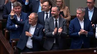 TUSK WYPYCHA MŁODZIEŻ DO OSTATNIEGO WAGONU!? FATALNA POLITYKA KOALICJI 13 GRUDNIA DLA MŁODYCH!