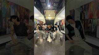 Download lagu Groovin’ with @AndreeBonifacio #RIIZE #RISEandREALIZE #BoomBoomBass  #RIIZINGDAYinManilawithBENCH mp3