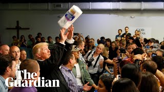 Trump lanza rollos de papel a los afectados por huracán en Puerto Rico