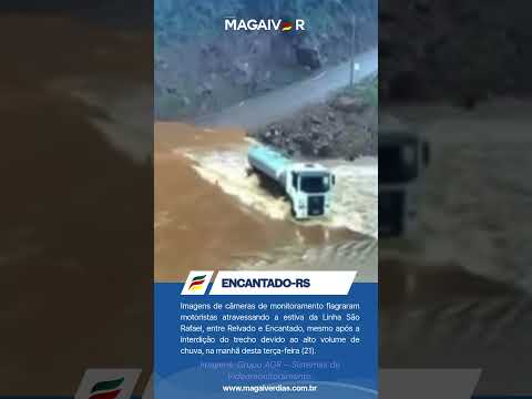 Motoristas ignoram bloqueio e atravessam ponte interditada em área alagada