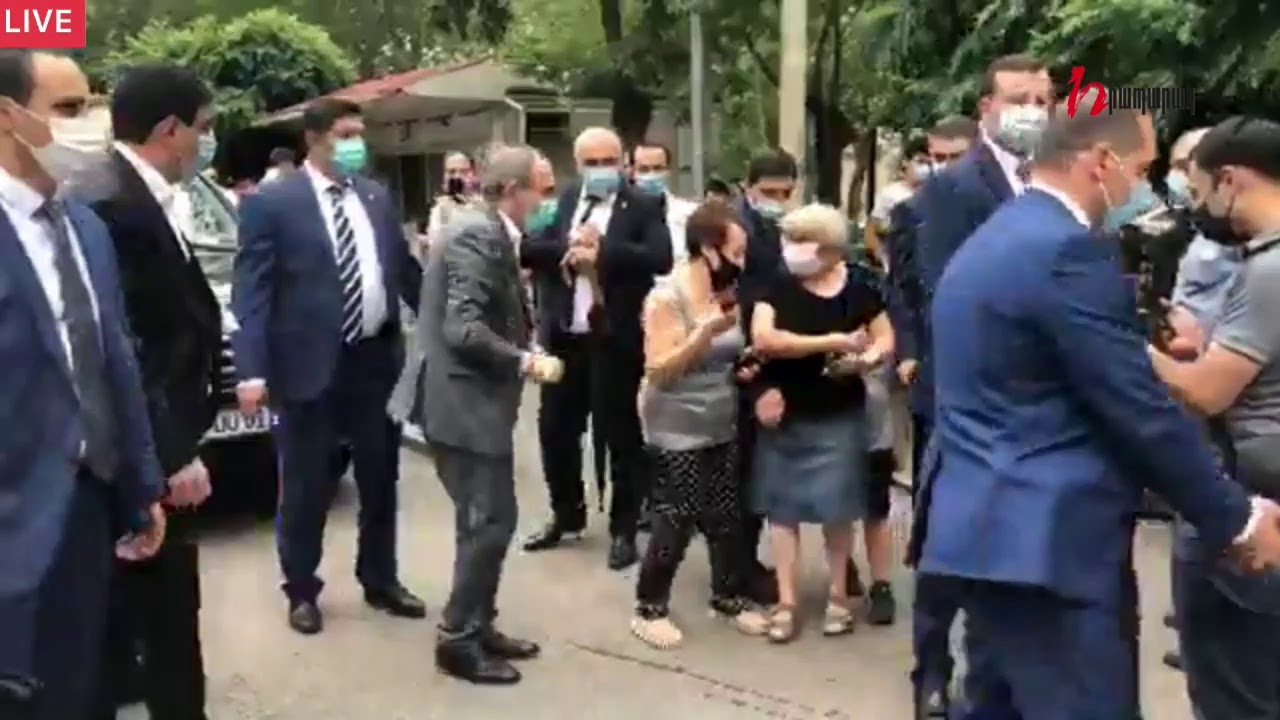 Նիկոլ Փաշինյանը փողոցում դիմակ է բաժանում. ՈՒՂԻՂ