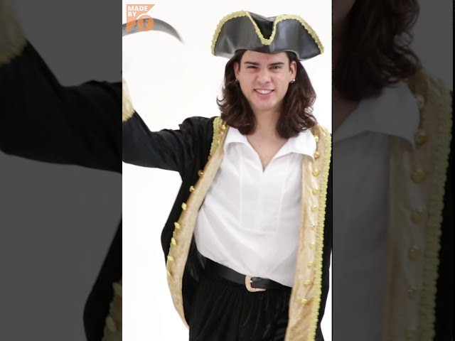 Vídeo relacionado con Funidelia | Disfraz de pirata a rayas - Colección blanca y negra para hombre Corsario, Bucanero - Disfraz para adultos y divertidos accesorios para Fiestas, Carnaval y Halloween - Talla M - Blanco