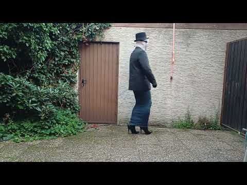 Mr #HighHeel is in a hurry. Unfortunately, you can't do that with high heels and a #hobbleskirt