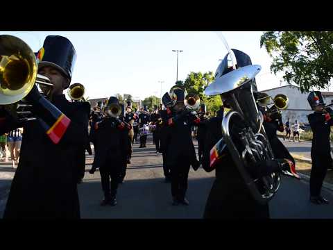 Bamac Drum Corp's desfilando no conjunto José Walter