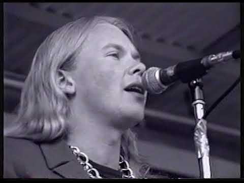 J. Karjalainen ja Mustat lasit: Mä meen (1987) (official music video)