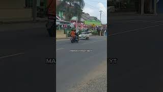 Download lagu BAWA KASUR BESAR PAKAI MOTOR SENSASINYA EMANG BEDA 😁#shorts mp3