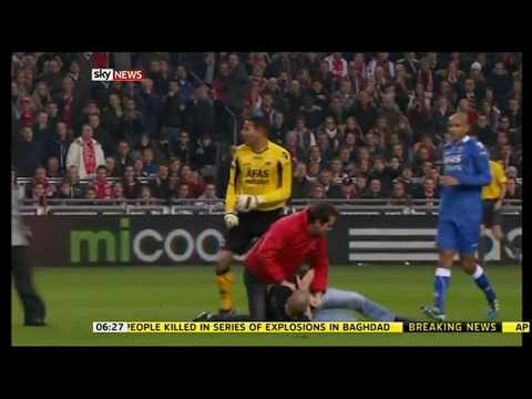 Spielabbruch in Holland | Torwart tritt auf Fan ein!