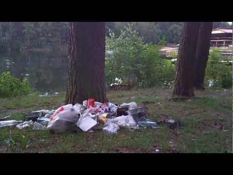 Śmietnik nad jeziorem